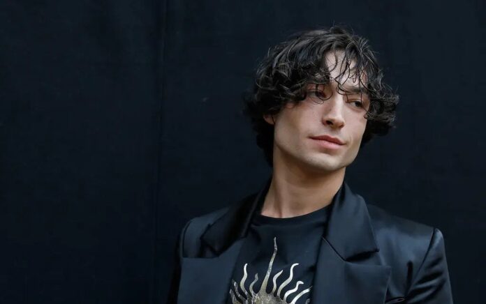 Ezra Miller Tetap Tampil dalam 'The Flash'