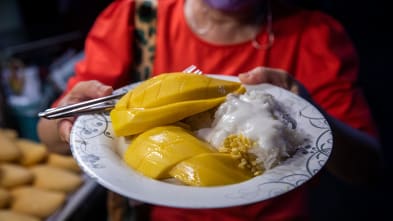 Tampil di Festival Musik Coachella, Rapper Thailand Buat Mango Sticky Rice Naik Pamor