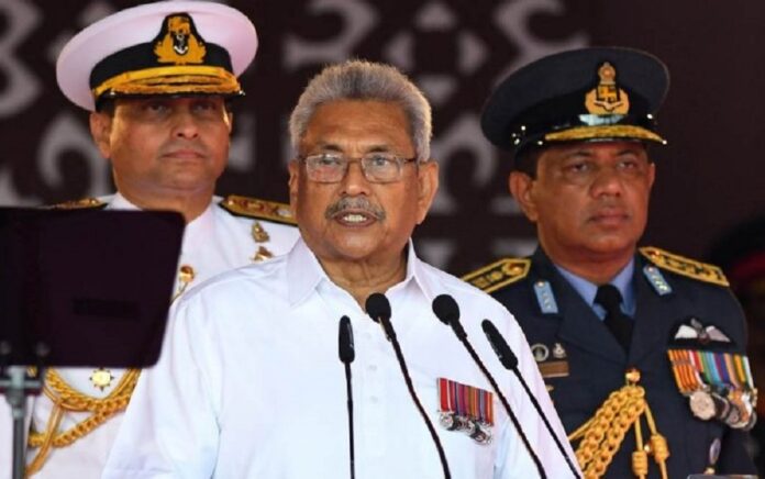 Presiden Sri Lanka Gotabaya Rajapaksa (tengah) berpidato bersama Panglima Angkatan Laut Nishantha Ulugetenne (Kiri) dan Panglima Angkatan Udara Sudarshana Pathirana (kanan) pada perayaan Hari Kemerdekaan ke-74 Sri Lanka di Kolombo pada 4 Februari 2022. (Foto: Ishara S. Kodikar/ AFP)