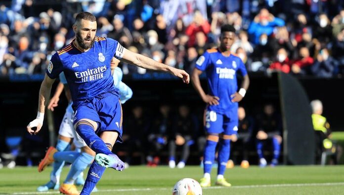 Karim Benzema cetak dua gol untuk Real Madrid dalam laga kontra Celta Vigo (foto: AP/Lalo R. Villar)