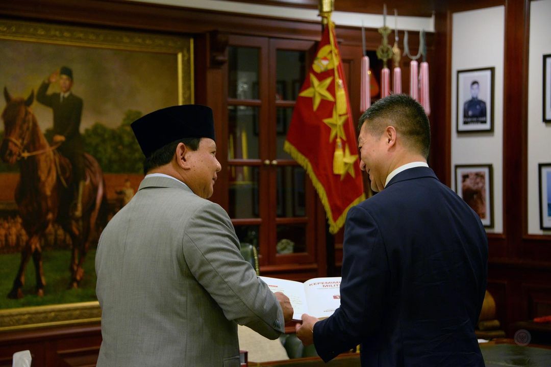 Menhan Prabowo Subianto menerima kunjungan Dubes Republik Rakyat Tiongkok (RRT) untuk Indonesia, Lu Kang. (Foto: Instgaram @kemhanri)
