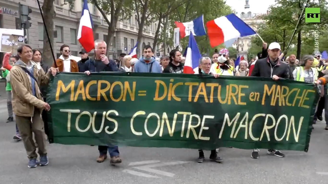 Para pengunjuk rasa memprotes terpilihnya kembali Emmanuel Macron sebagai Presiden Prancis, Minggu, 24 April 2022. Foto: Twitter @RT_com.