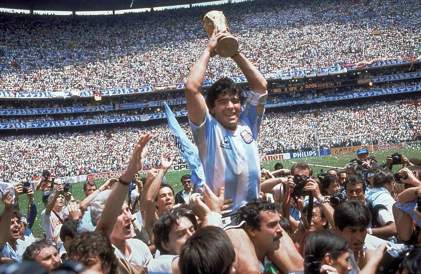 Diego Maradona merayakan kemenangan di akhir final sepak bola Piala Dunia di Stadion Azteca, di Mexico City, Meksiko. Foto: AP Photo / Carlo Fumagalli.