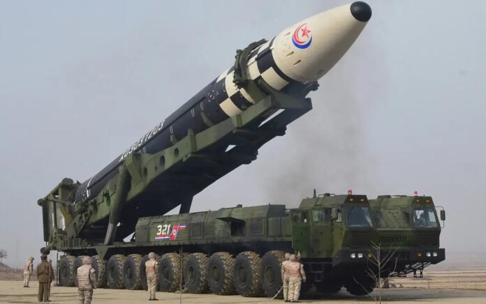 Rudal balistik antarbenua (ICBM) Hwasong-17 pada kendaraan peluncurannya dalam foto tak bertanggal yang dirilis pada 25 Maret 2022. Foto: KCNA/Reuters.