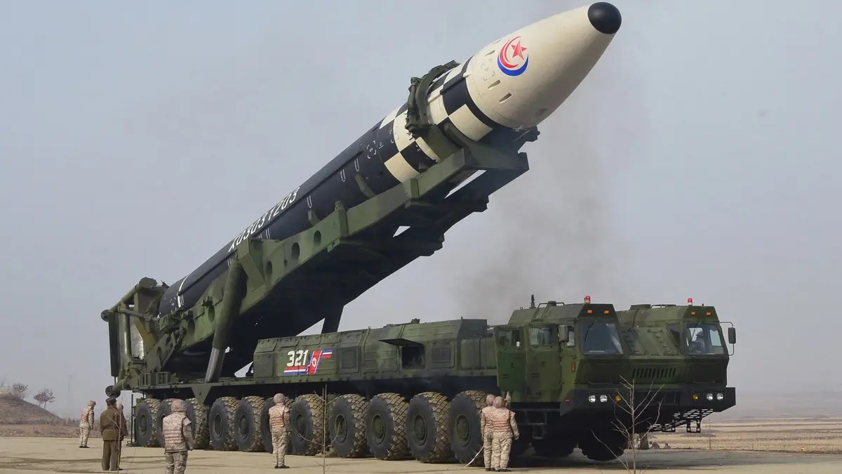 Rudal balistik antarbenua (ICBM) Hwasong-17 pada kendaraan peluncurannya dalam foto tak bertanggal yang dirilis pada 25 Maret 2022. Foto: KCNA/Reuters.