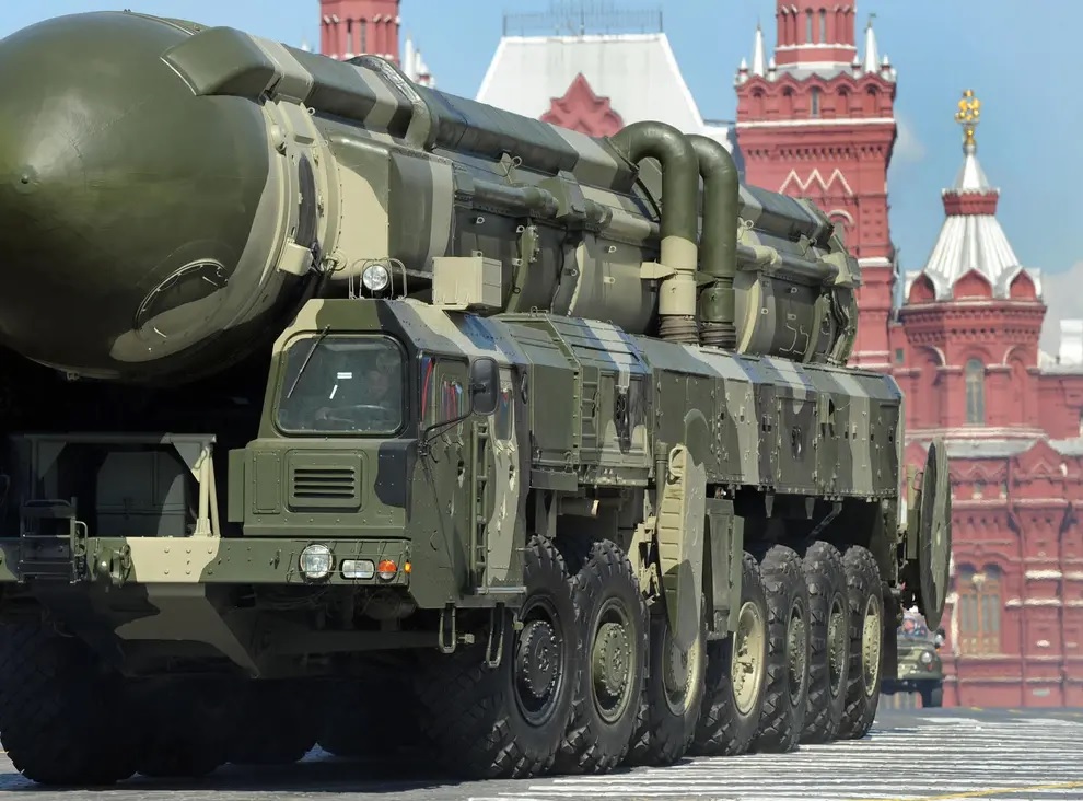 Sebuah rudal balistik antarbenua Topol-M, yang mampu mengirimkan banyak senjata nuklir, diarak melalui Lapangan Merah Moskow dalam parade Hari Kemenangan 2009. Foto: Dmitry Kostyokov/AFP.