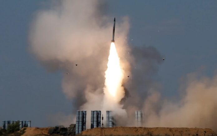 Senjata S-300 buatan Rusia. Foto: Maxim Shemetov/Reuters.