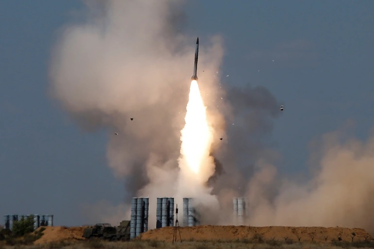 Senjata S-300 buatan Rusia. Foto: Maxim Shemetov/Reuters.