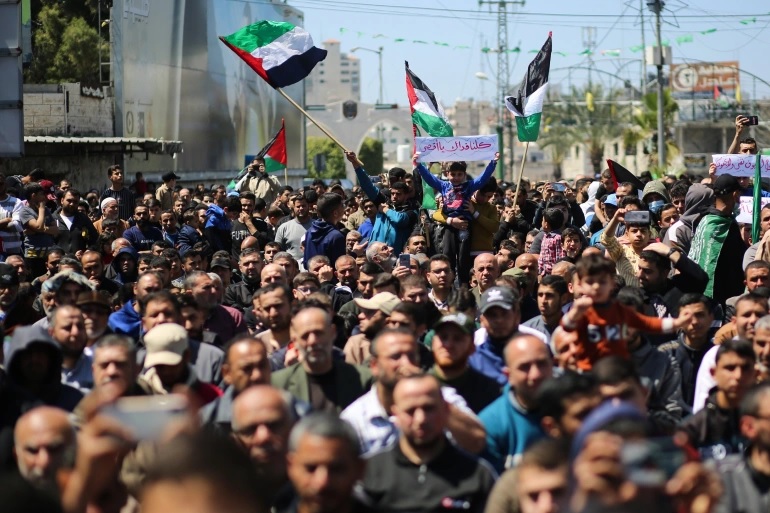 Hundreds of Palestinians joined a demonstration in central Gaza City on Friday to protest Israeli raids at Al-Aqsa Mosque. Foto: Abdelhakim Abu Riash/Al Jazeera.