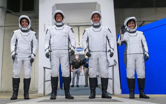 Astronot SpaceX Crew-4 NASA, dari kiri, Jessica Watson, Bob Hines, dan Kjell Lindgren, dan astronot ESA Samantha Cristoforetti berdiri di luar Gedung Operasi dan Checkout Neil Armstrong Kennedy Space Center selama gladi bersih pada 20 April 2022. Foto: NASA/Kim Shiflett.