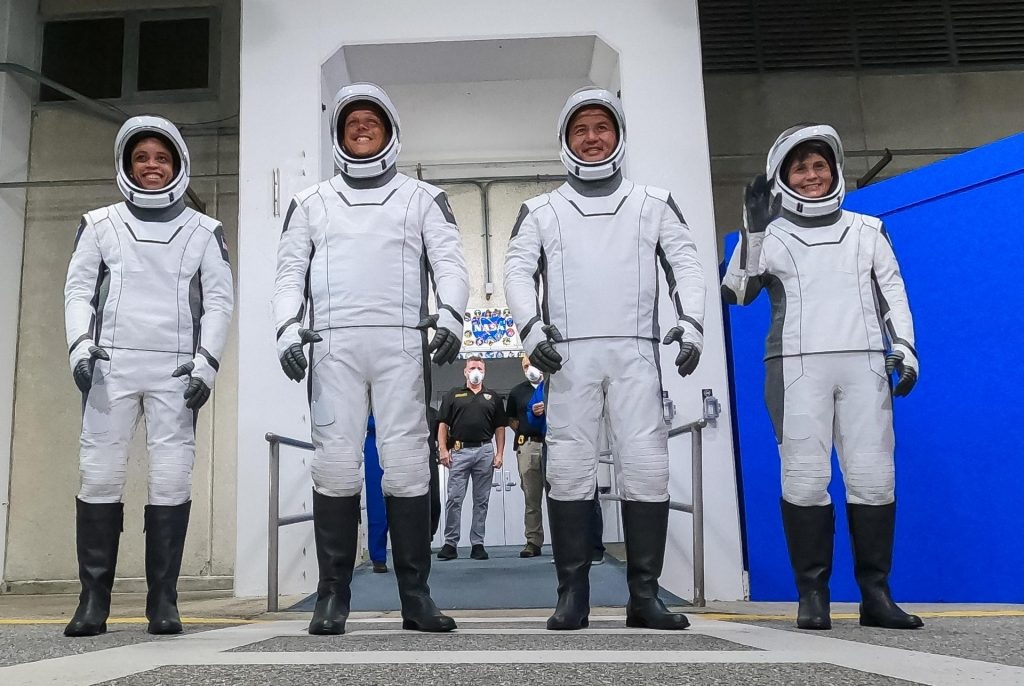 Astronot SpaceX Crew-4 NASA, dari kiri, Jessica Watson, Bob Hines, dan Kjell Lindgren, dan astronot ESA Samantha Cristoforetti berdiri di luar Gedung Operasi dan Checkout Neil Armstrong Kennedy Space Center selama gladi bersih pada 20 April 2022. Foto: NASA/Kim Shiflett.