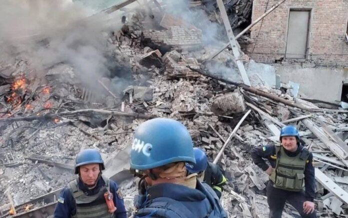 Sebuah Bom Menghantam Sekolah di Ukraina, Puluhan Dikhawatirkan Tewas