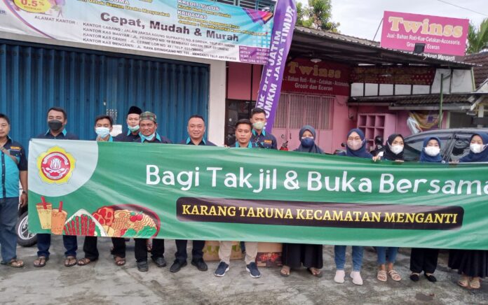 Berbagi Ratusan Takjil, Ajang Kartar Menganti Gresik Solidkan Anggota