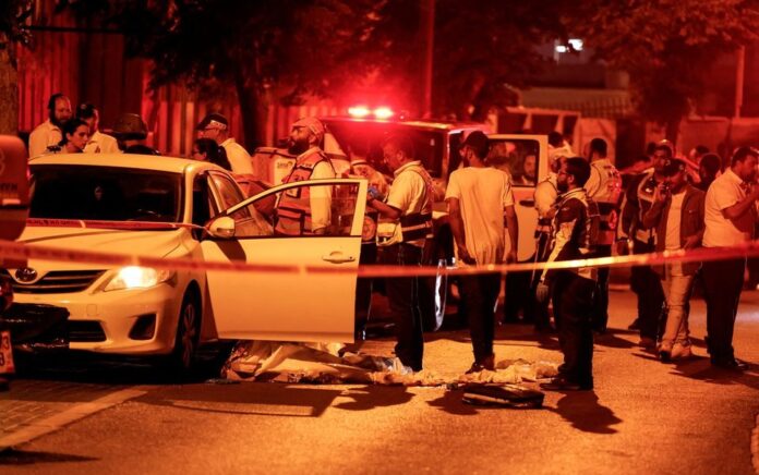 Personel keamanan dan penyelamat Israel bekerja di tempat kejadian setelah insiden di Elad, di Israel tengah, 5 Mei 2022. Foto: Reuters/Ammar Awad.