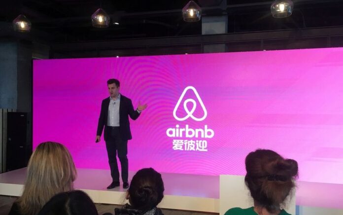 Co-Founder dan CEO Airbnb Brian Chesky berbicara di sebuah acara untuk meluncurkan nama merek China, di Shanghai, China, 22 Maret 2017. Foto: Reuters/Adam Jourdan.