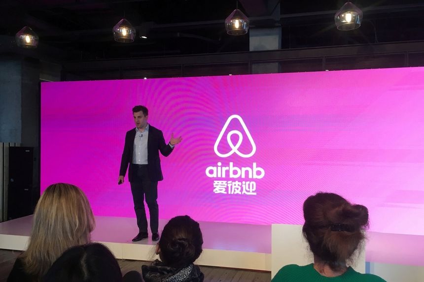 Co-Founder dan CEO Airbnb Brian Chesky berbicara di sebuah acara untuk meluncurkan nama merek China, di Shanghai, China, 22 Maret 2017. Foto: Reuters/Adam Jourdan.