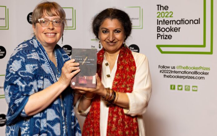 Penulis Geetanjali Shree, kanan, dan penerjemah Daisy Rockwell berpose dengan penghargaan penulis dan penerjemah Penghargaan Booker Internasional 2022 untuk Tomb of Sand, di London. Foto: Twitter @TheBookerPrizes.