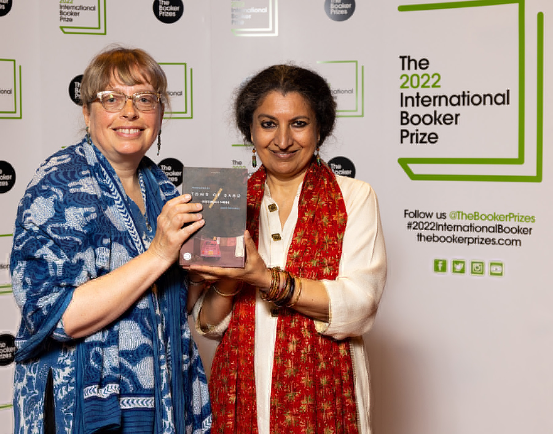 Penulis Geetanjali Shree, kanan, dan penerjemah Daisy Rockwell berpose dengan penghargaan penulis dan penerjemah Penghargaan Booker Internasional 2022 untuk Tomb of Sand, di London. Foto: Twitter @TheBookerPrizes.