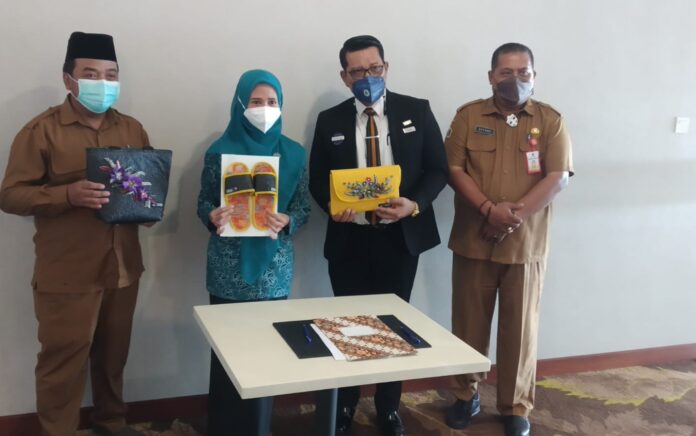 Olah Limbah Jadi Tas dan Sandal, Produk UMKM Desa Banjarsari Gresik Masuk Hotel
