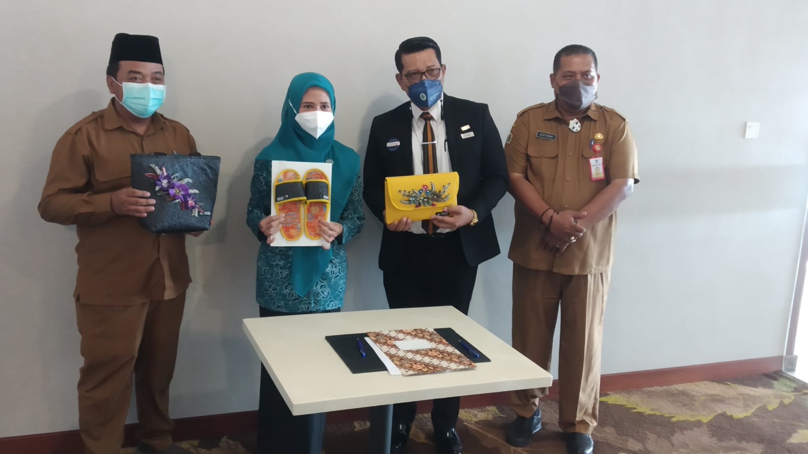 Olah Limbah Jadi Tas dan Sandal, Produk UMKM Desa Banjarsari Gresik Masuk Hotel