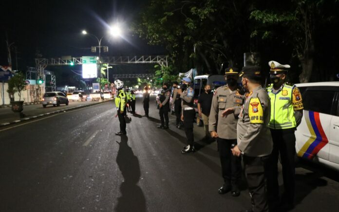 Cegah PMK Menjalar, Polisi Sekat 4 Titik Perbatasan di Kabupaten Gresik
