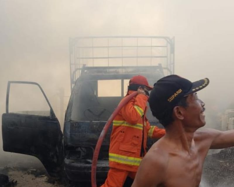 Gudang Rongsokan di Kedamean Gresik Terbakar, Warga Panik Berhamburan