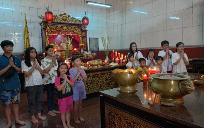 Puluhan Anak Rayakan Waisak di Klenteng Kim Hin Kiong Gresik