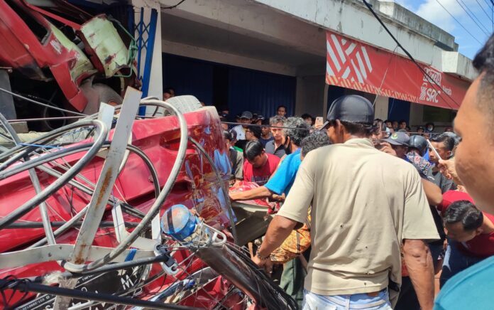 Truk Kontainer Tabrak Mobil Ertiga di Pertigaan Bungah Gresik, Sopir Tewas Terjepit