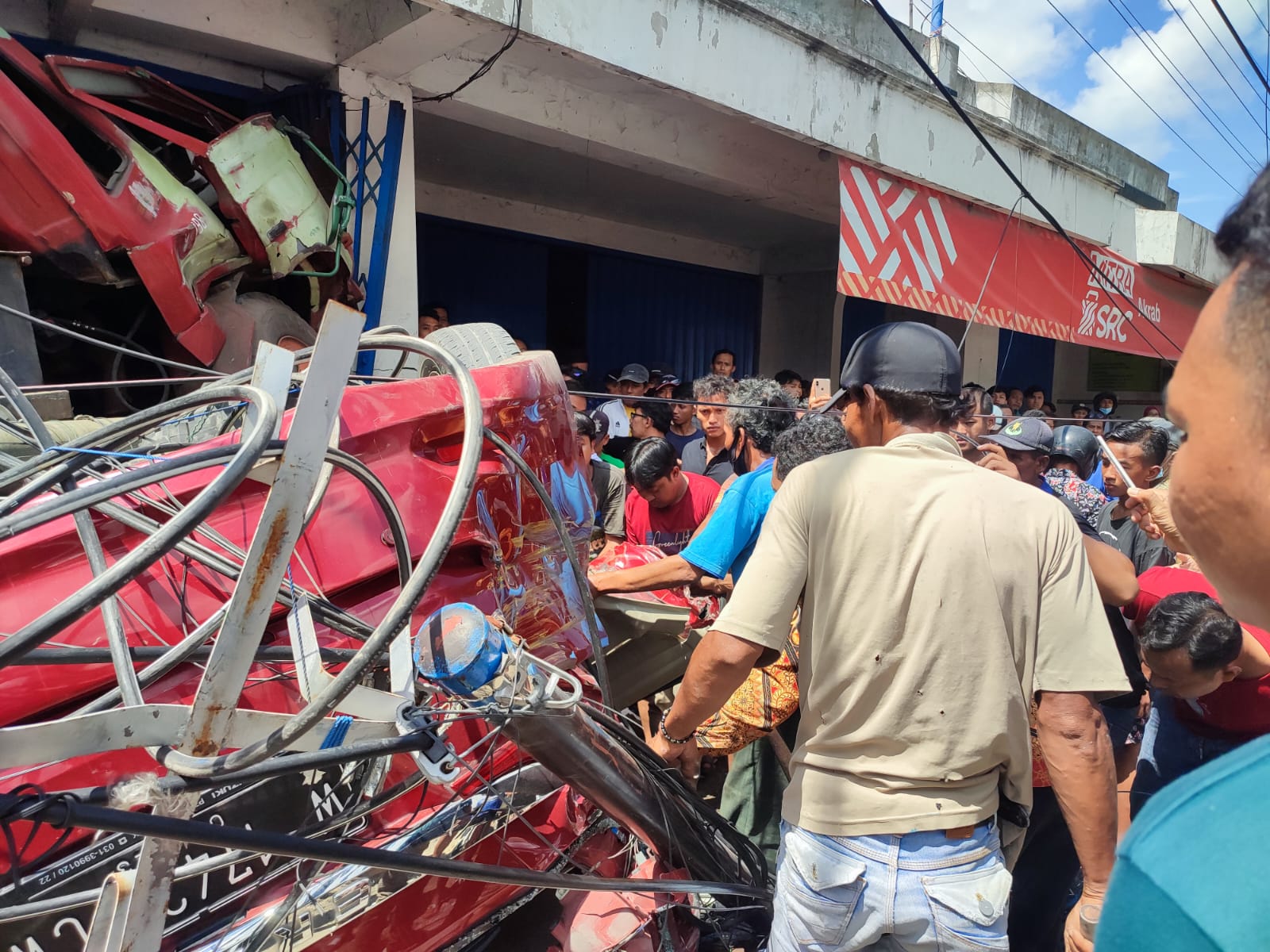 Truk Kontainer Tabrak Mobil Ertiga di Pertigaan Bungah Gresik, Sopir Tewas Terjepit