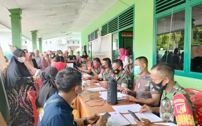 TNI Salurkan BLT Minyak Goreng