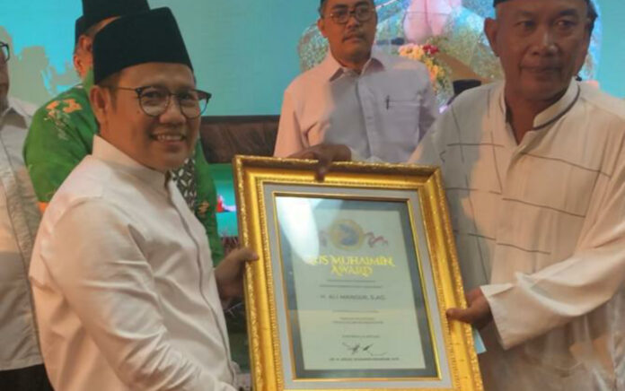 Ali Mansur Tokoh Pelestari Lingkungan Asal Tuban Terima Penghargaan Dari Gus Muhaimin