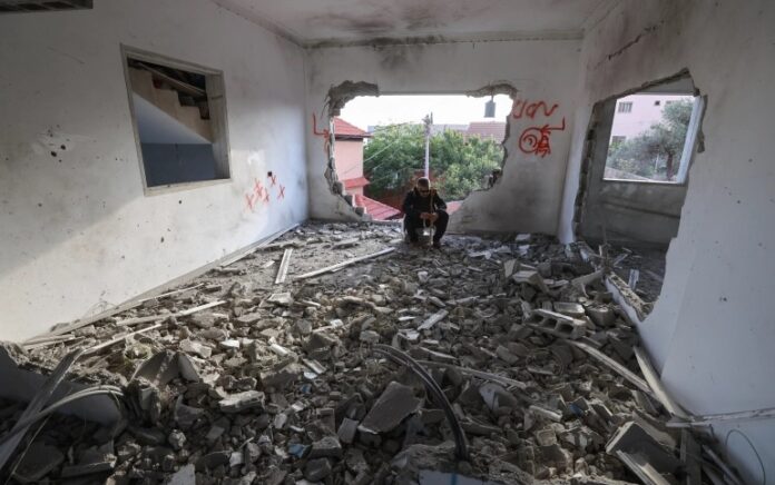 Pasukan Israel menghancurkan rumah di desa Silat al-Harithiya, dekat kota Jenin, di Tepi Barat yang diduduki, Sabtu (7/5) pagi waktu setempat. Foto: Jaafar Ashtiyeh/AFP.