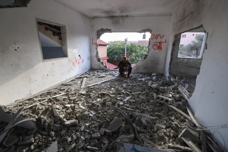 Pasukan Israel menghancurkan rumah di desa Silat al-Harithiya, dekat kota Jenin, di Tepi Barat yang diduduki, Sabtu (7/5) pagi waktu setempat. Foto: Jaafar Ashtiyeh/AFP.