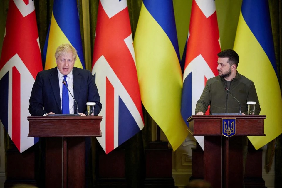 Presiden Ukraina Volodymyr Zelenskiy dan Perdana Menteri Inggris Boris Johnson menghadiri jumpa pers, saat serangan Rusia terhadap Ukraina berlanjut, di Kyiv, Ukraina 9 April 2022. Foto: Layanan Pers Kepresidenan Ukraina via Reuters.
