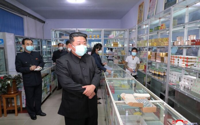 Pemimpin Korea Utara Kim Jong Un mengenakan masker di tengah wabah penyakit virus corona (COVID-19), saat memeriksa apotek di Pyongyang, dalam foto tak bertanggal yang dirilis oleh Kantor Berita Pusat Korea (KCNA) Korea Utara pada 15 Mei 2022. Foto : KCNA.