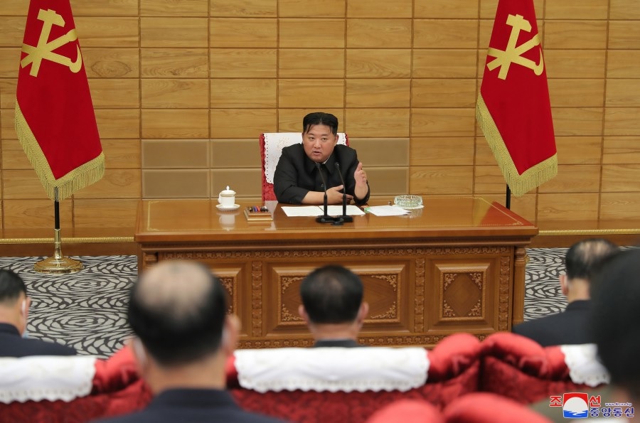 Pemimpin Korea Utara Kim Jong Un berbicara pada pertemuan politbiro Partai Buruh tentang tanggapan wabah penyakit virus corona (COVID-19) di negara itu dalam foto tak bertanggal yang dirilis oleh Kantor Berita Pusat Korea (KCNA) Korea Utara pada 21 Mei 2022.
