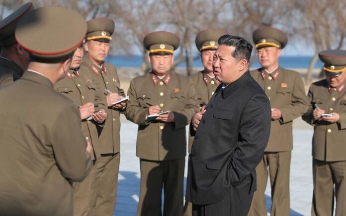 Pemimpin Korea Utara Kim Jong Un mengamati uji coba senjata taktis tipe baru di Korea Utara pada 17 April 2022. Foto: KCNA.