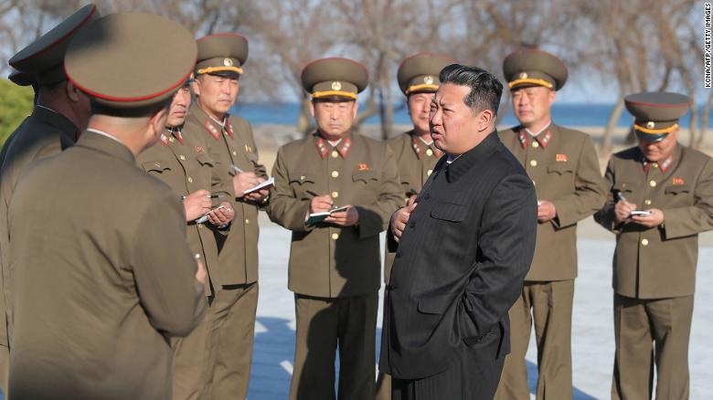 Pemimpin Korea Utara Kim Jong Un mengamati uji coba senjata taktis tipe baru di Korea Utara pada 17 April 2022. Foto: KCNA.