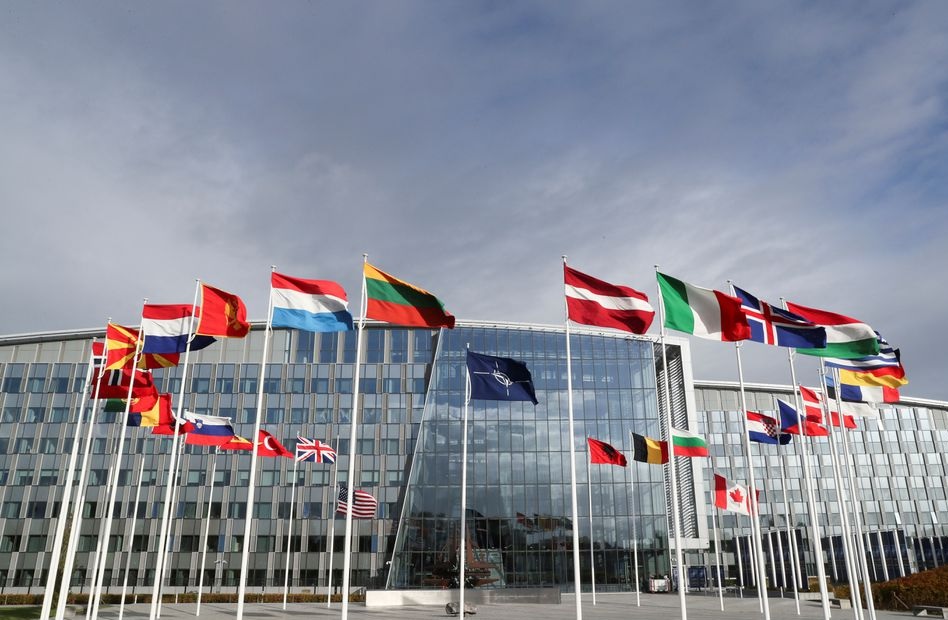 Bendera berkibar di luar markas Aliansi menjelang pertemuan Menteri Pertahanan NATO, di Brussels, Belgia, 21 Oktober 2021. Foto: Reuters/Pascal Rossignol.