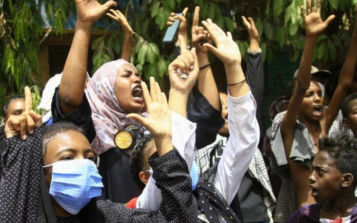 Demonstran Sudan turun ke jalan-jalan di ibu kota Khartoum pada 19 Mei 2022, menyerukan pemerintahan sipil dan mencela administrasi militer. Foto: AFP.