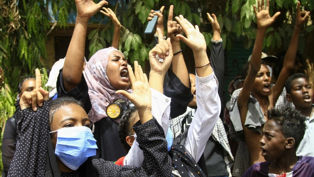 Demonstran Sudan turun ke jalan-jalan di ibu kota Khartoum pada 19 Mei 2022, menyerukan pemerintahan sipil dan mencela administrasi militer. Foto: AFP.