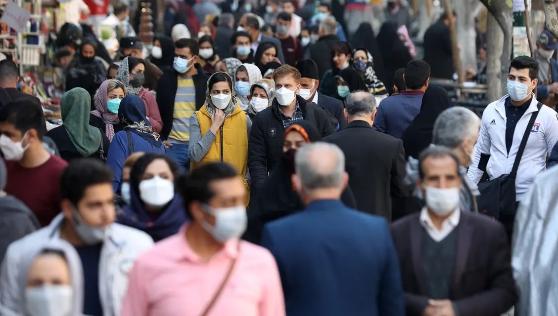 Orang-orang berjalan di sebuah jalan di Teheran, Iran, 29 November 2021. Foto: Reuters.