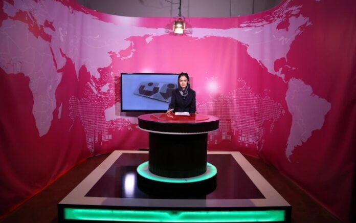Basira Joya, 20, presenter program berita, merekam siaran di stasiun TV Zan (televisi wanita) di Kabul, Afghanistan pada 2017. Foto: Rahmat Gul/AP.