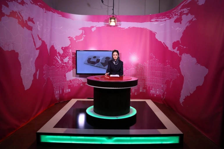 Basira Joya, 20, presenter program berita, merekam siaran di stasiun TV Zan (televisi wanita) di Kabul, Afghanistan pada 2017. Foto: Rahmat Gul/AP.