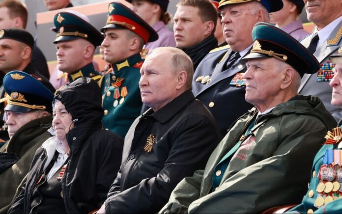 Vladimir Putin menyaksikan parade militer pada Hari Kemenangan, yang menandai peringatan ke-77 kemenangan atas Nazi Jerman dalam Perang Dunia Kedua, di Lapangan Merah di Moskow tengah, Rusia, 9 Mei 2022. Foto: Sputnik/Mikhail Metzel/Pool via Reuters.