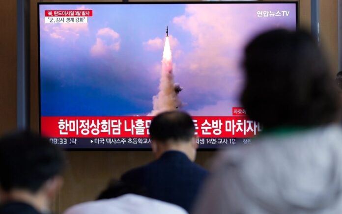 Orang-orang menonton layar TV yang menayangkan program berita peluncuran rudal Korea Utara dengan file gambar, di sebuah stasiun kereta api di Seoul, Korea Selatan, Rabu, 25 Mei 2022. Foto: Lee Jin-man/ AP.