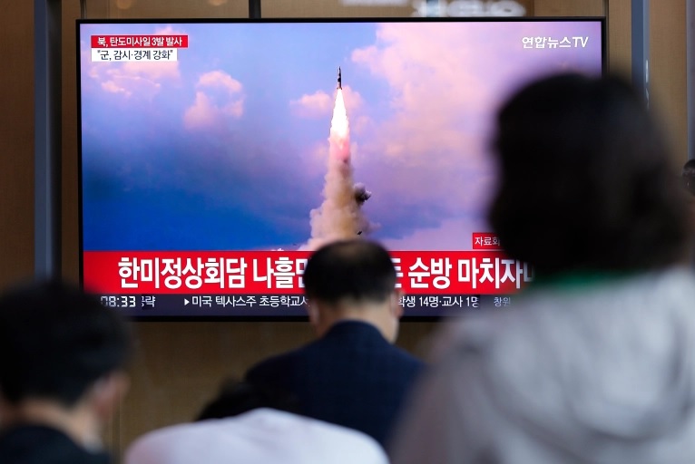 Orang-orang menonton layar TV yang menayangkan program berita peluncuran rudal Korea Utara dengan file gambar, di sebuah stasiun kereta api di Seoul, Korea Selatan, Rabu, 25 Mei 2022. Foto: Lee Jin-man/ AP.