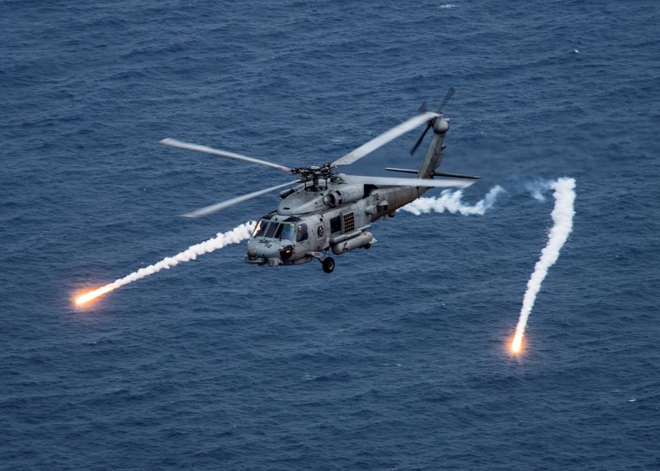 Helikopter Sea Hawk MH-60R Angkatan Laut AS dari "Blue Hawks" Helicopter Maritime Strike Squadron 78. Foto: Angkatan Laut AS via Reuters.