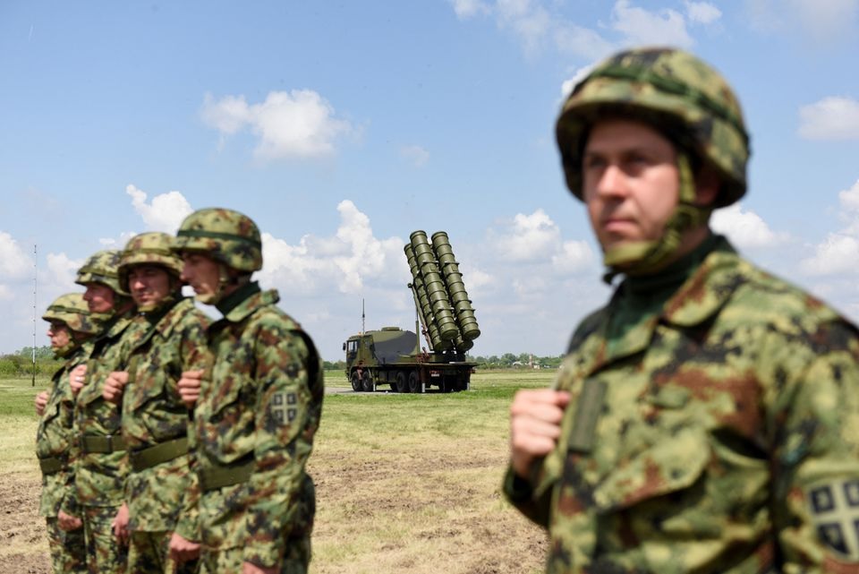 Tentara Serbia berdiri di dekat sistem rudal jarak menengah China FK-3, Serbia, 30 April 2022. Foto: Reuters/Zorana Jevtic.
