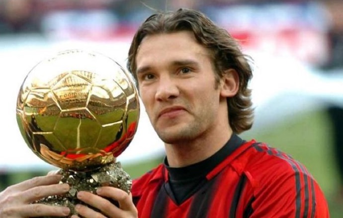 Pemain legendaris AC Milan, Andriy Shevchenko, memamerkan penghargaan Ballon d'Or 2004. Foto: Twitter Milan Report.